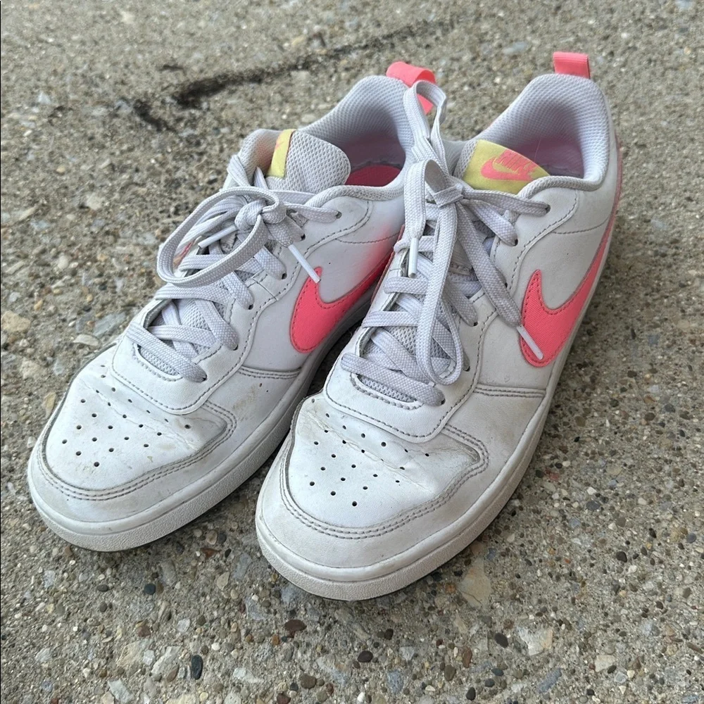 Nike sneakers white and pink size 6 youth